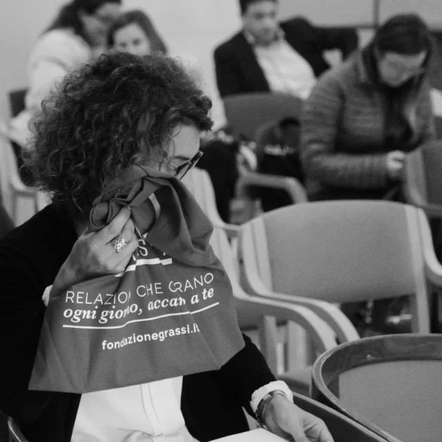 CONVEGNO: LA GESTIONE DELLE PERSONE IN CONDIZIONE DI STATO VEGETATIVO

📍RSD, Villa Rondo (Vigevano)
📅 Mercoledì 2 ottobre 2024

Il 2 ottobre abbiamo vissuto una giornata intensa e carica di significato insieme a professionisti ed esperti del settore. Un incontro per condividere conoscenze e ascoltare esperienze di chi ogni giorno lavora a stretto contatto con persone in condizione di stato vegetativo. 

Ringraziamo il Dott. Davide Ghigna e la Dott.ssa Matilde Leonardi per i loro preziosi interventi. 

Ringraziamo il Dott. Stefano Boni, il Dott. Giancarlo Iannello, la Dott.ssa Giulia Castellani, la Dott.ssa Valeria Pingue, la Dott.ssa Francesca Giulia Magnani e il Dott. Sandro Feller per il confronto intavolato circa esperienze, sfide e prospettive di cura e assistenza.

Grazie ancora a tutti i relatori e partecipanti per aver reso possibile questa giornata 🙏💙

#fondazionemaddalenagrassi #RSD #convegno2024 #Vigevano #VillaRondo #statovegetativo #sanità #supporto #assistenza #cura #confronto #esperienza #relazione #rete